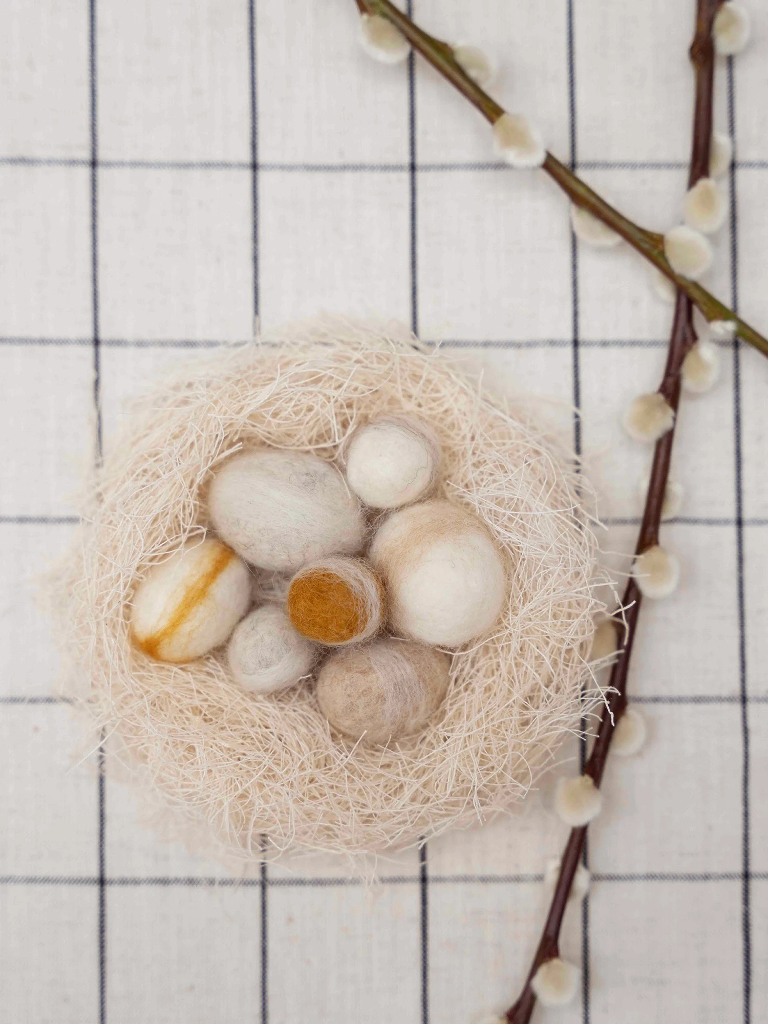 Jurianne Matter NEST wool eggs - neutral, Osternest Natur mit 7 Filzeiern im Set