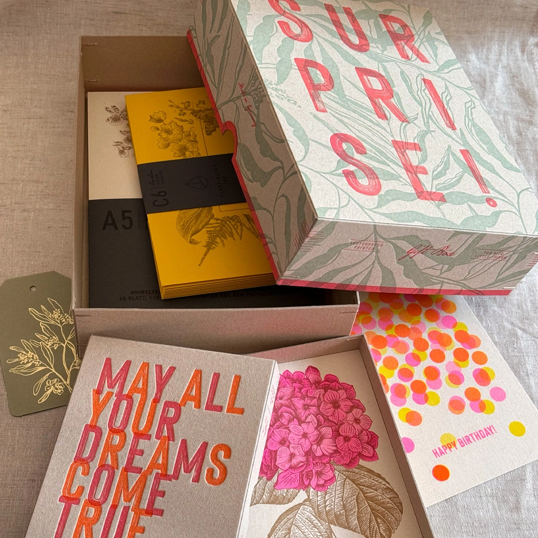 Geschenkbox (leer) / Surprise! / Letterpress Druck, Neon Pink, RISO handgedruckt  von Togethery,  Format: 170 x 220 mm 