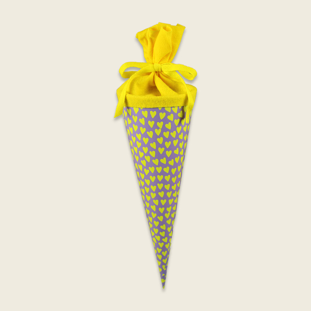 Schultüte klein mit Herzen, flieder/neongelb, 35cm von Ava & Yves   