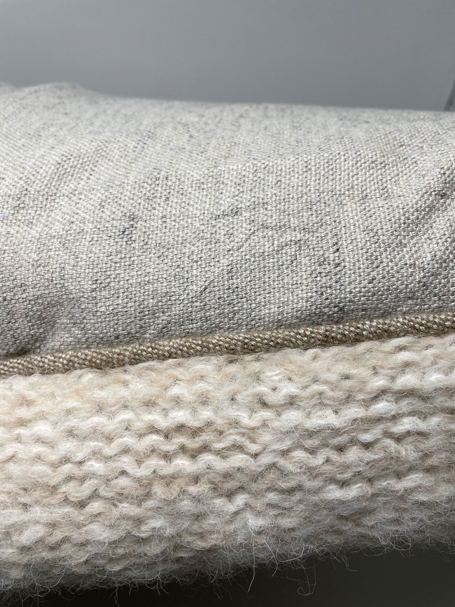 Dorothee Lehnen Alpaka Strickkissen ca. 70 x 70 cm, Front Alpaka creme/Rücken Natur mit Keder