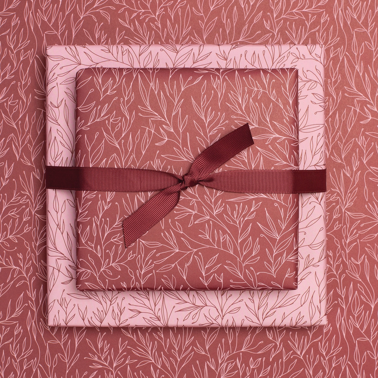 Geschenkpapier Pflanzen - Bordeauxrot und Rosa, zweiseitiges Recyclingpapier ca. 67 x 48 cm , beidseitig bedruckt
