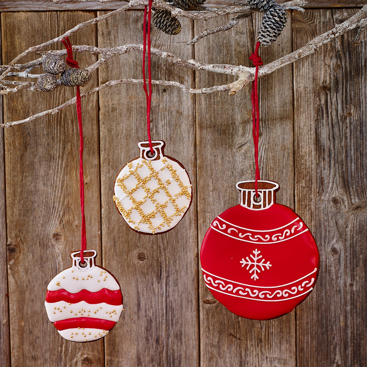 Ausstecherle Christbaumkugel mit Tannenbaum, 6 cm, Edelstahl von Birkmann, mit Innenprägung, Prägeausstecher, Ausstechform   