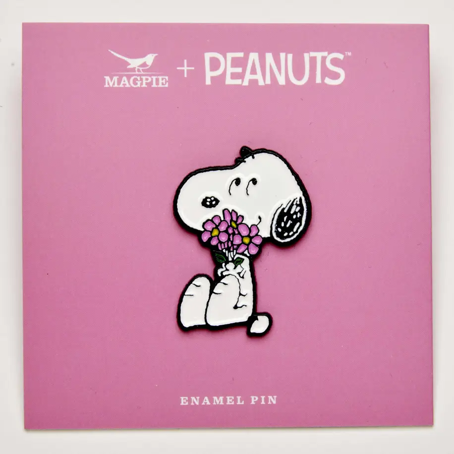 The Peanuts PIN give hugs SNOOPY mit Blumen