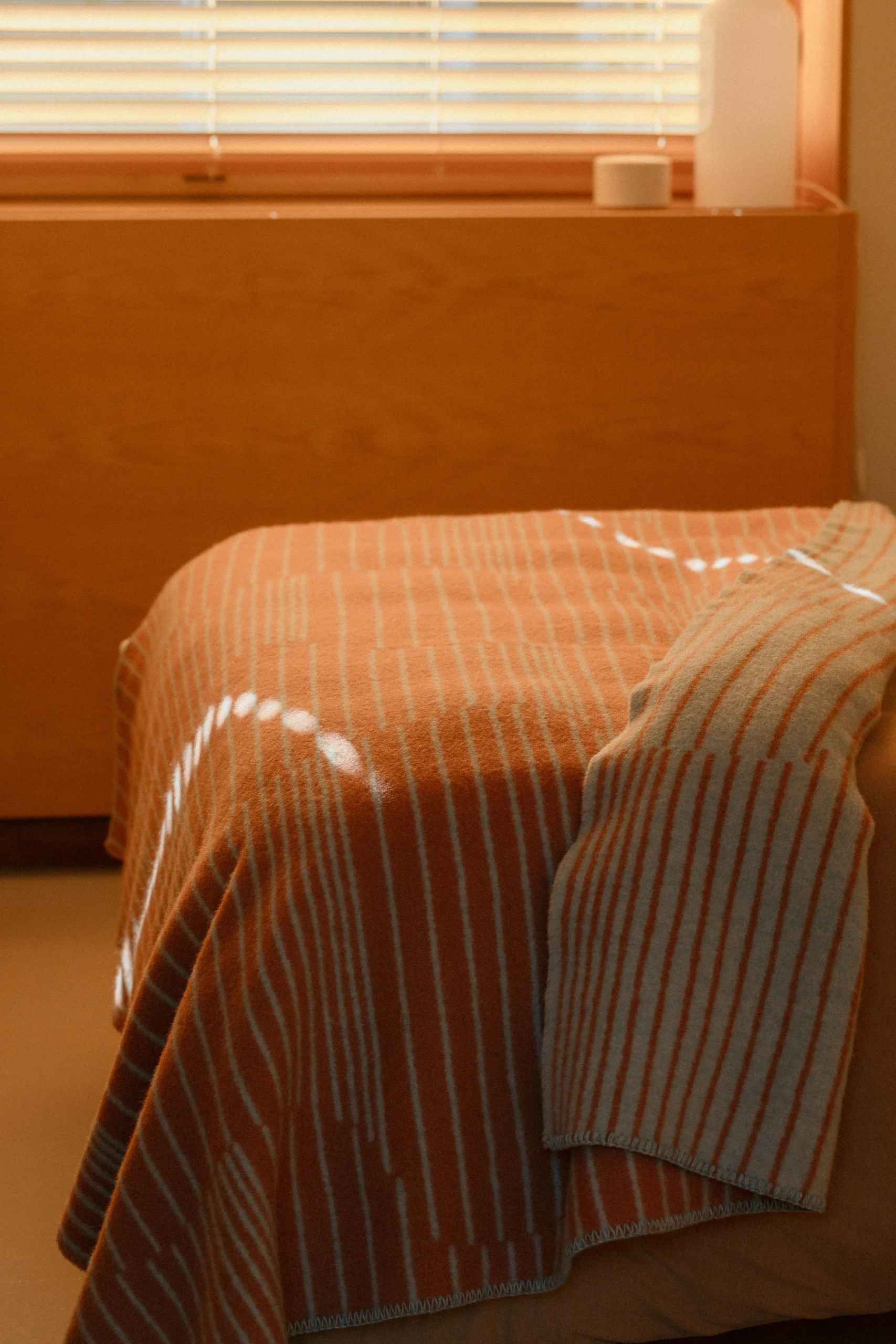 Lapuan Kankurit AURORA Wolldecke ,  cinnamon-natural dyed woad, ca. 130 x 180 cm 