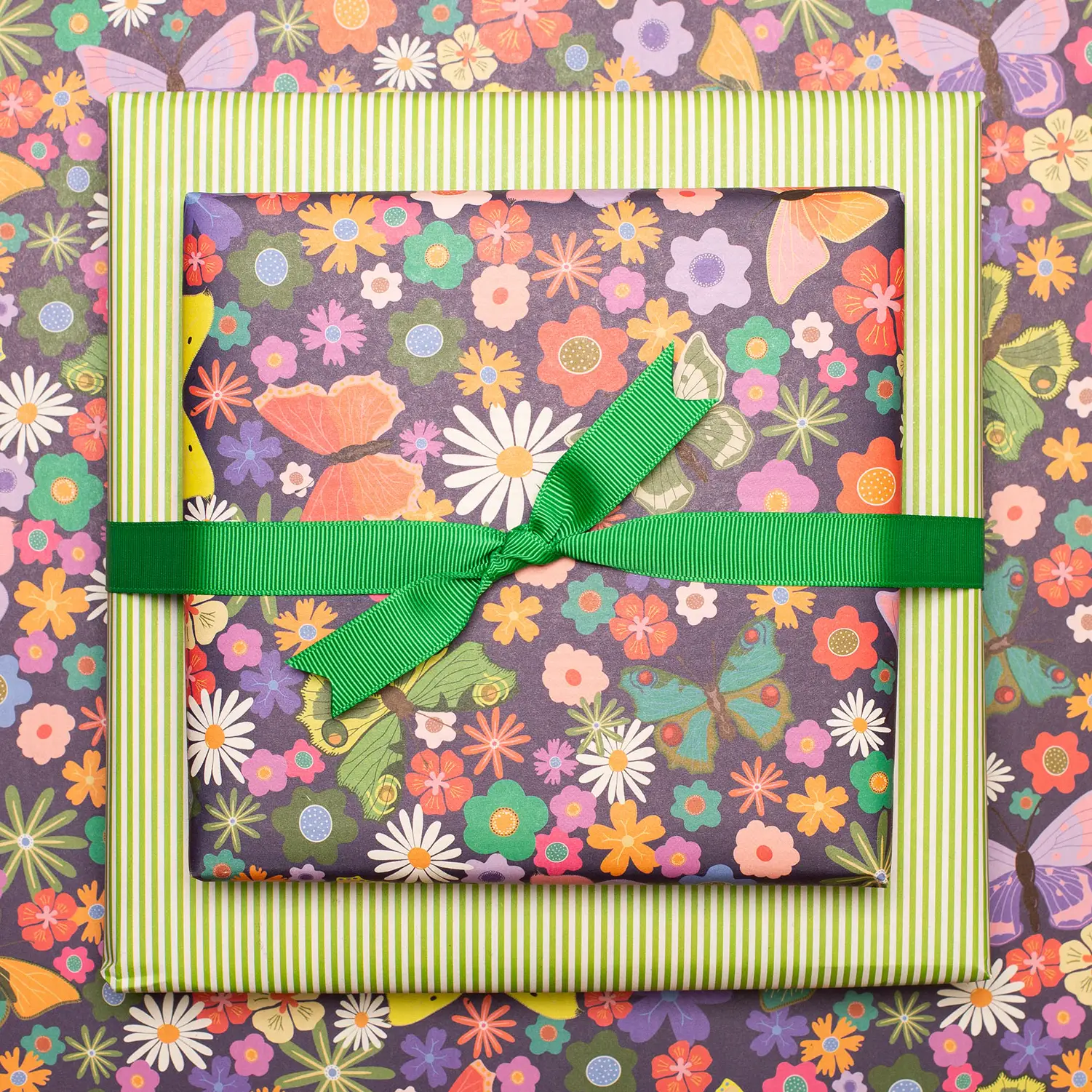 Geschenkpapier Schmetterlinge auf Blumenwiese, zweiseitiges Recyclingpapier ca. 67 x 48 cm , beidseitig bedruckt