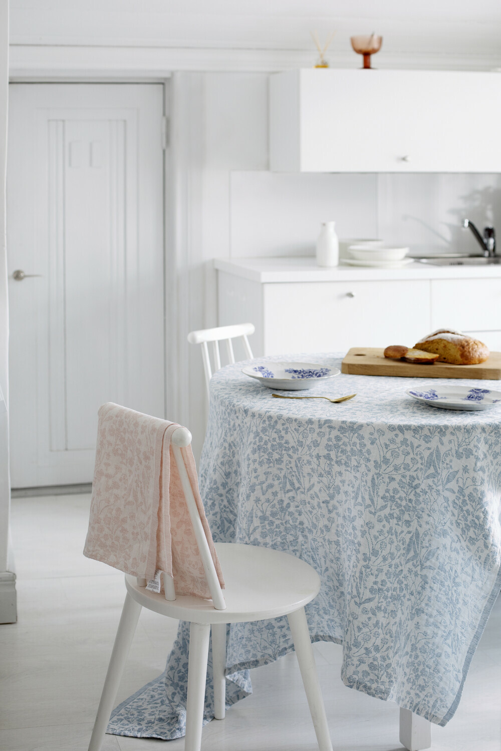 Lapuan Kankurit Tischdecke NIITY ca. 150 x 260 cm, /white-rainy blue , 100 % Leinen
