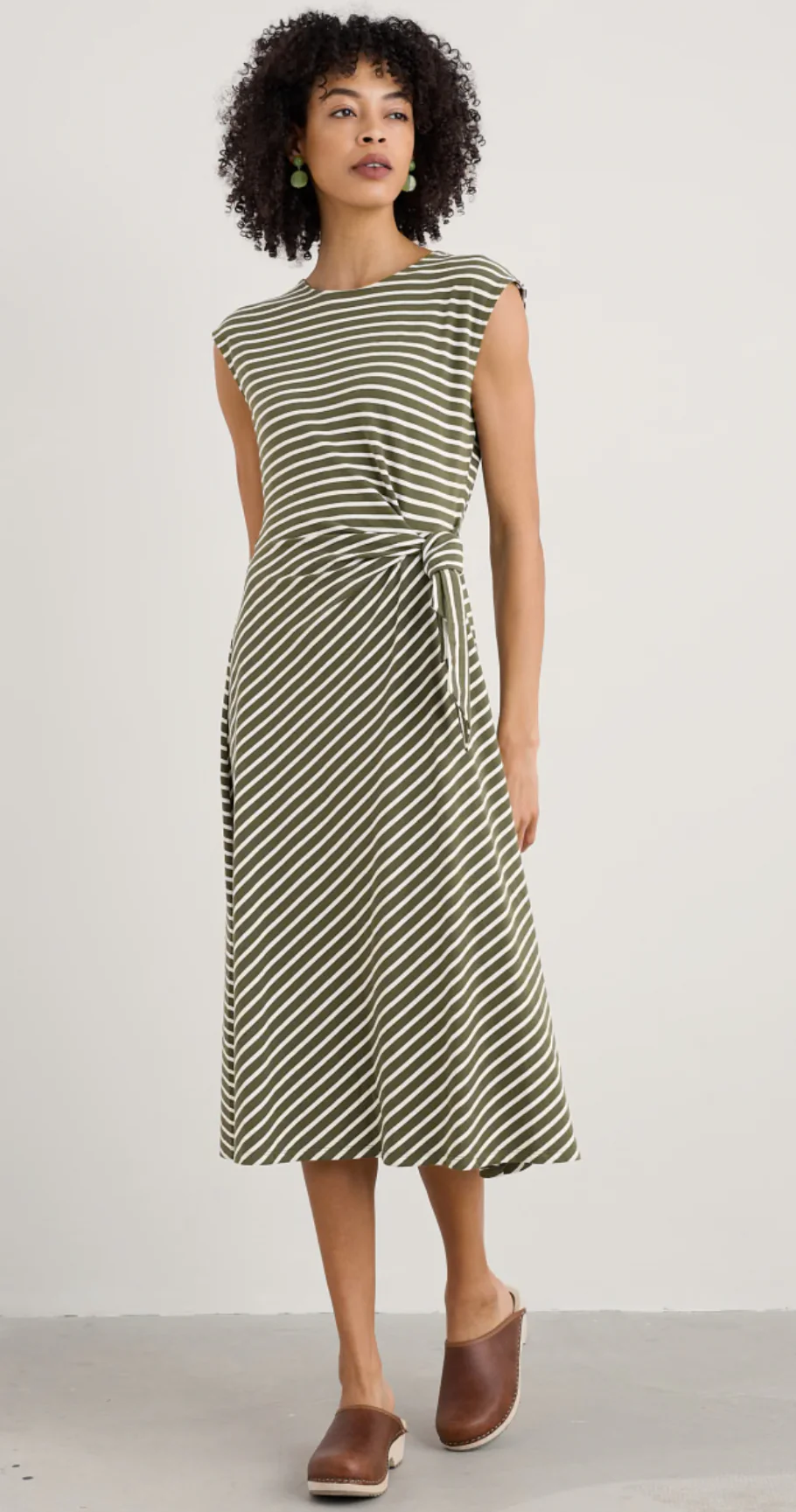 % SEASALT CORNWALL Kleid Fettling Jersey Tie Detail Midi Dress, Apple Slice Light Olive % 