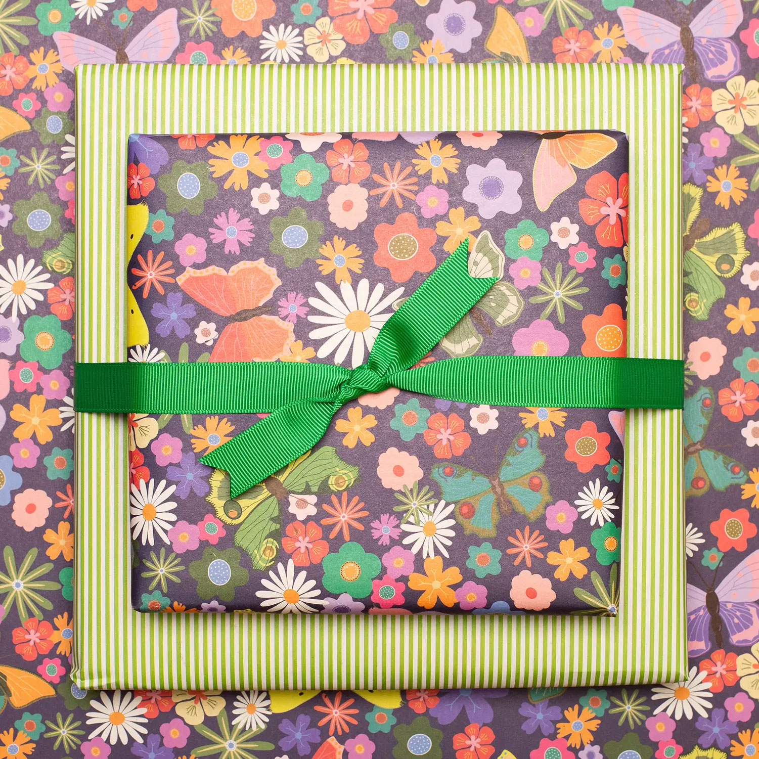 Geschenkpapier Schmetterlinge auf Blumenwiese, zweiseitiges Recyclingpapier ca. 67 x 48 cm , beidseitig bedruckt