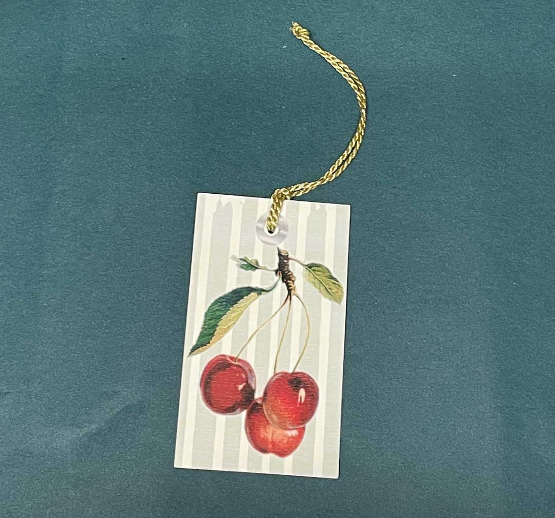 Nostalgie Geschenkanhänger Kirschen mit goldener Schnur, ca. 6 x 10 cm