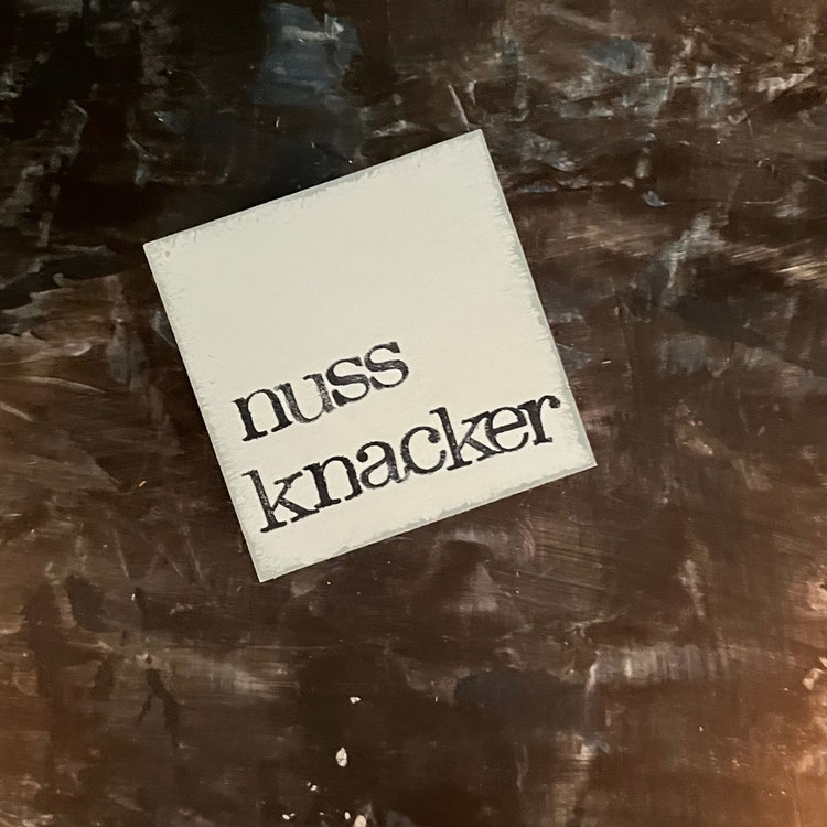 Textplatte "nussknacker" weiß von iopla , 6 x 6 cm