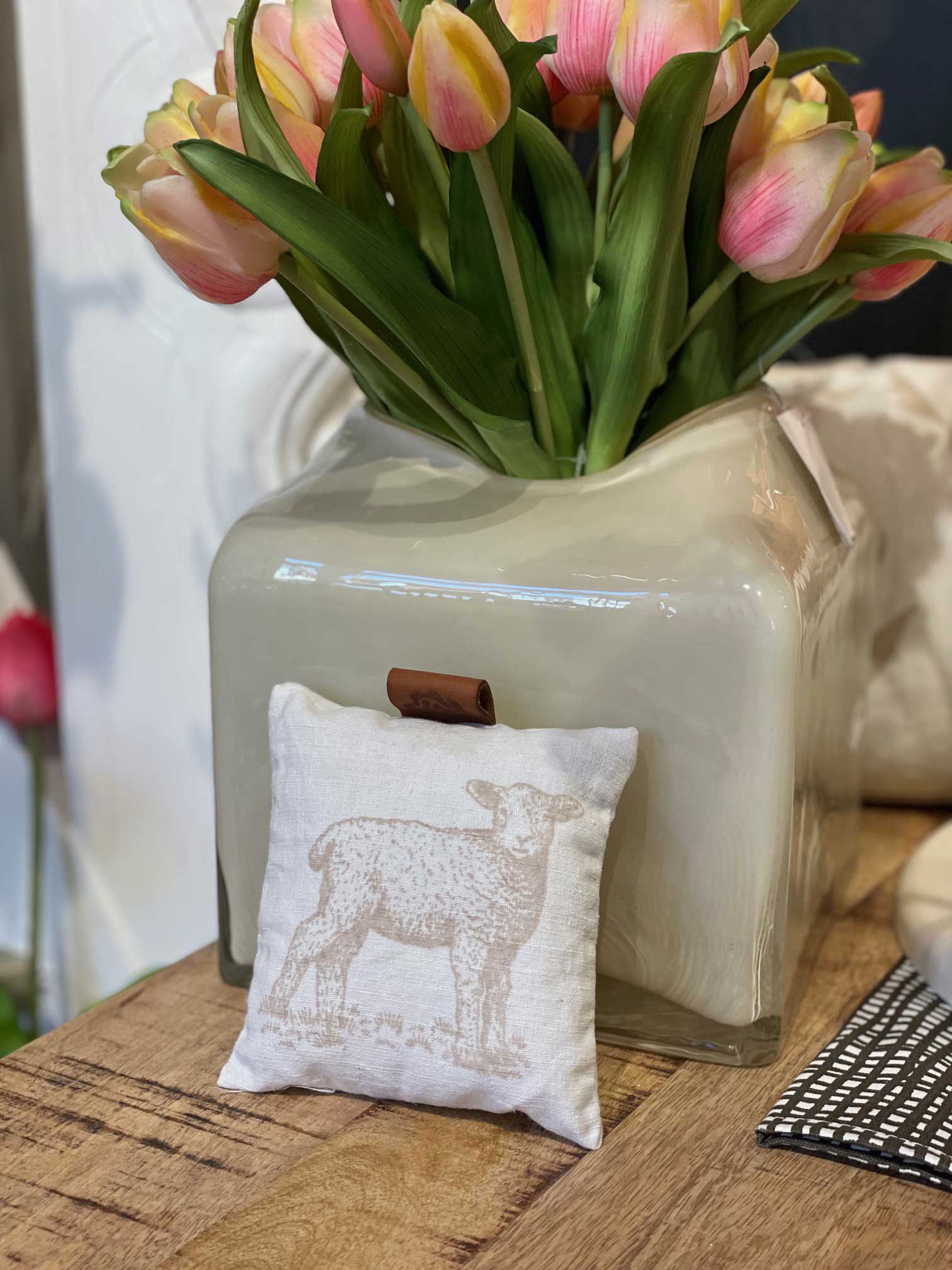 Dorothee Lehnen Duftsäckchen, Lamm, bedrucktes antikes Leinen, Lavendelblüten von Dorothee Lehnen     