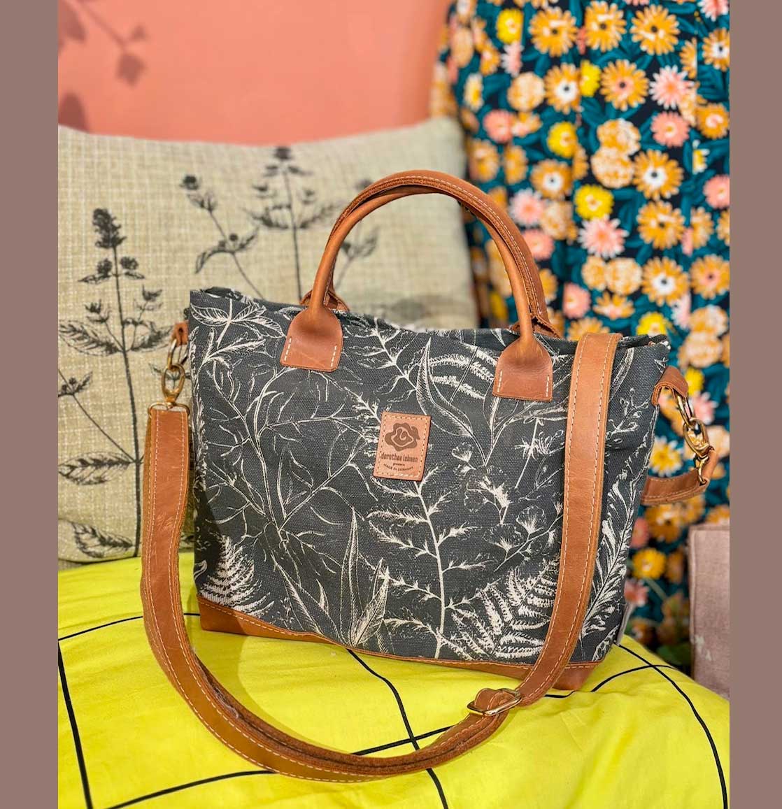 % Dorothee Lehnen Hand-Umhängetasche JOANA lush-hip - Leinen-Leder 26-35 x 22 x 10 cm, dunkelgrau