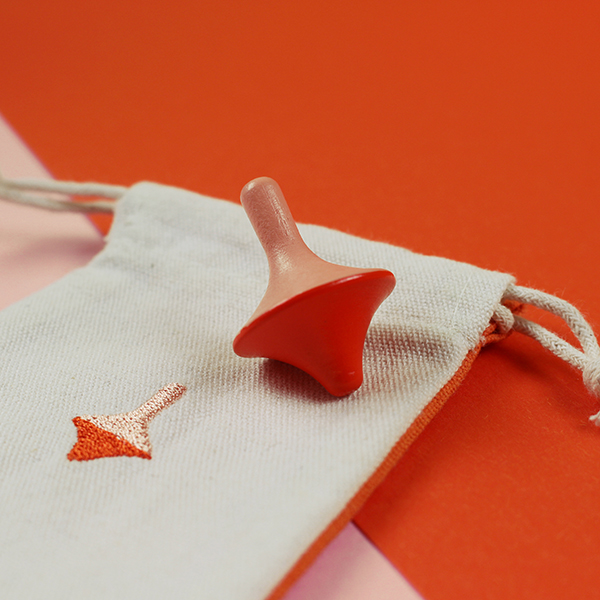 Holzkreisel rosa/rot mit Stoffbeutel aus Baumwolle von Ava & Yves 