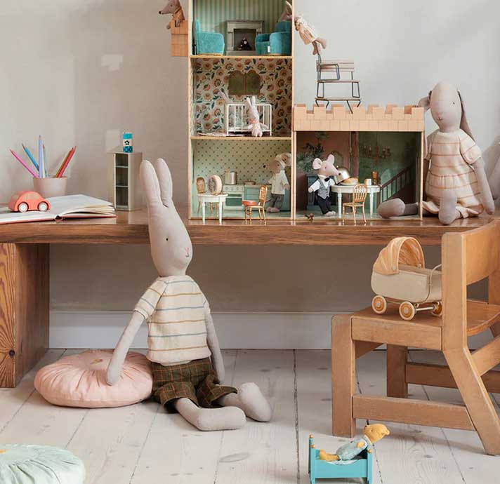 Maileg Kaninchen in Hose und Gestricktem Pullover mit Streifen Größe 5, ca. 70 cm , Hase  