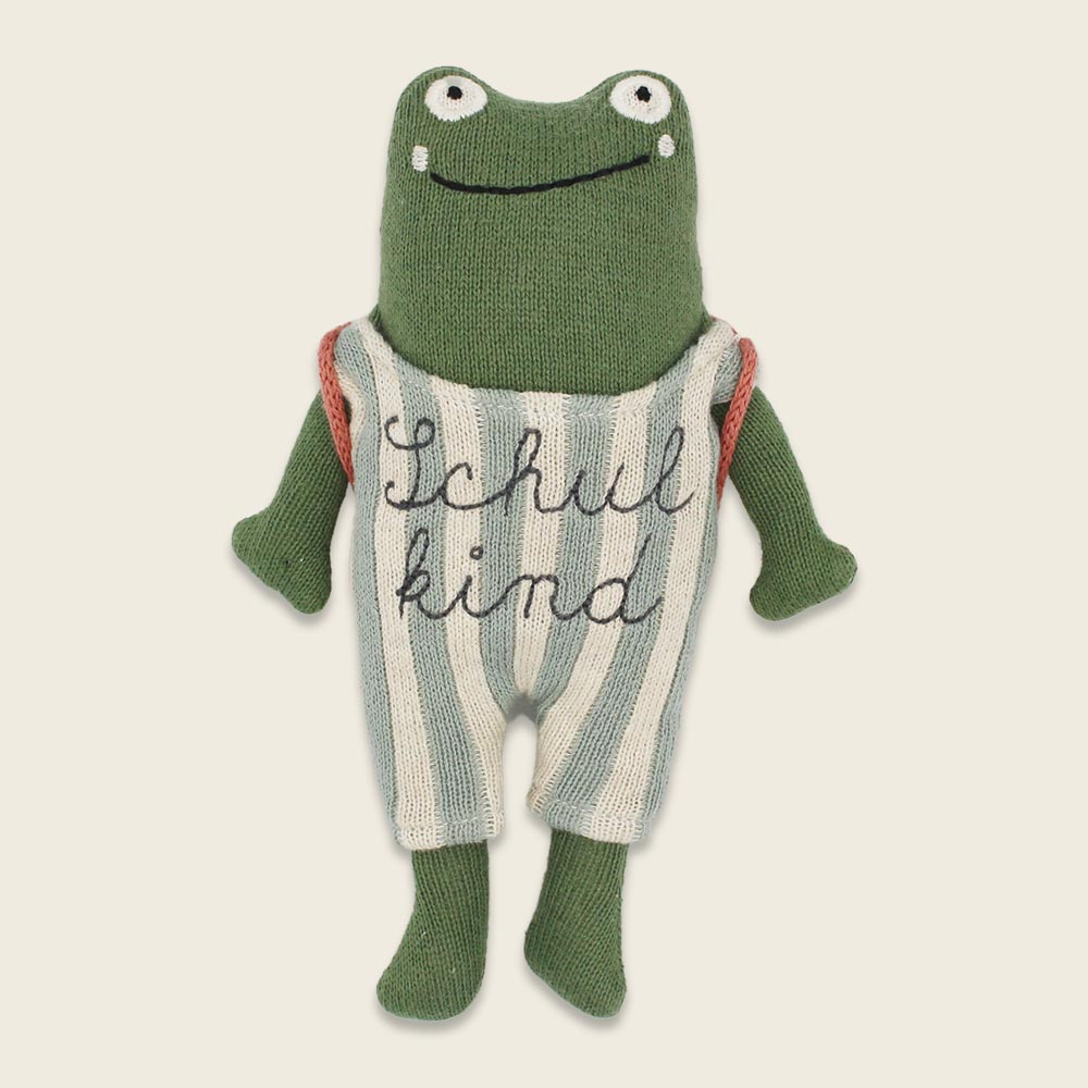 Frosch „Schulkind“ grün, mit Schulranzen und Anzug in blau/creme Kuscheltier von Ava & Yves , ca. 20 cm 