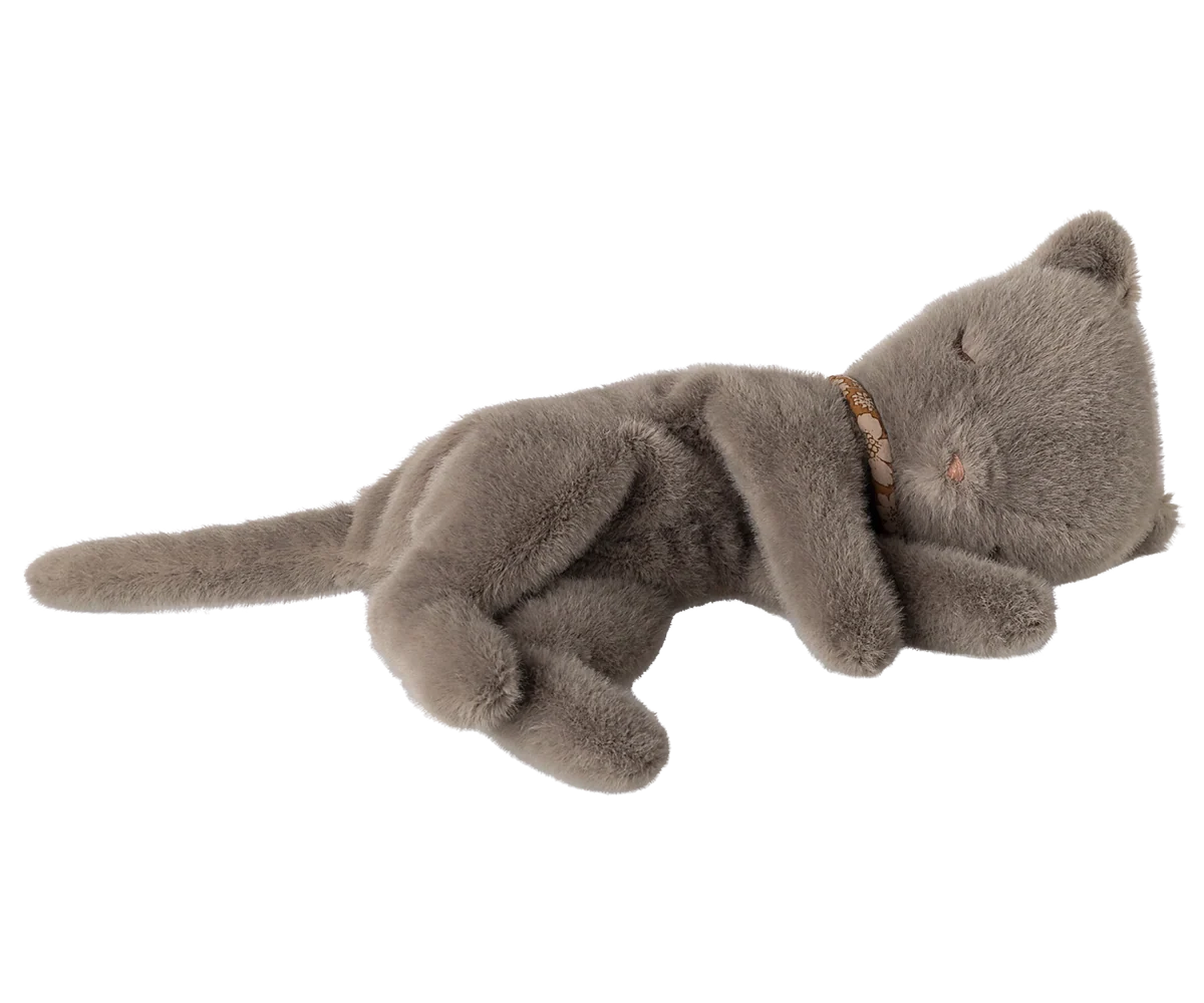 Maileg Schlafendes Kätzchen Plüsch, Klein – Grau, ca. 35 cm