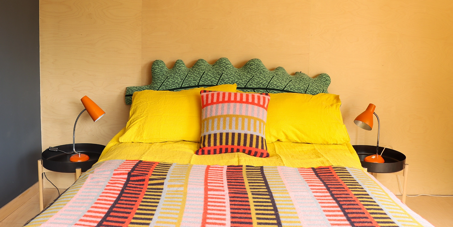 Donna Wilson Kissen Shiel, gewebt, Rot von Donna Wilson Shiel Square Cushion - Red