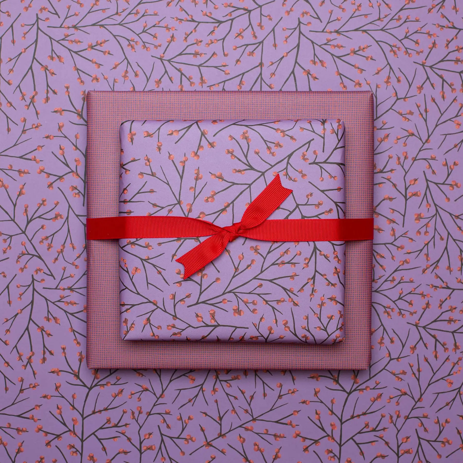 Geschenkpapier Weihnachts- Geschenkpapier Ilex mit Stechpalmen vor lila. ca. 67 x 48 cm , beidseitig bedruckt