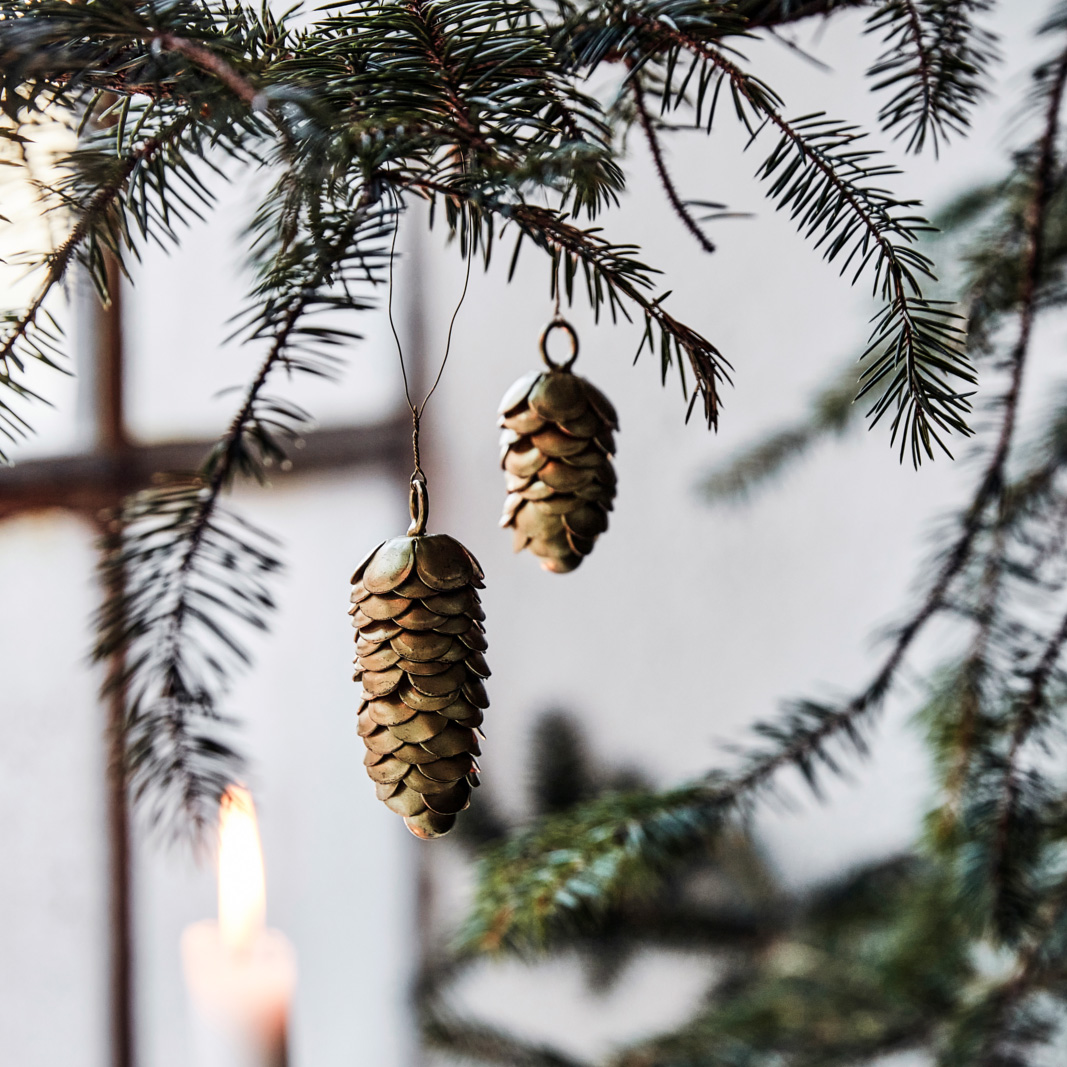 House doctor XMAS Cones 2er Set, Tannenzapfen Messing von House doctor, ca. 4,7 - 6,5 cm, Antik finish