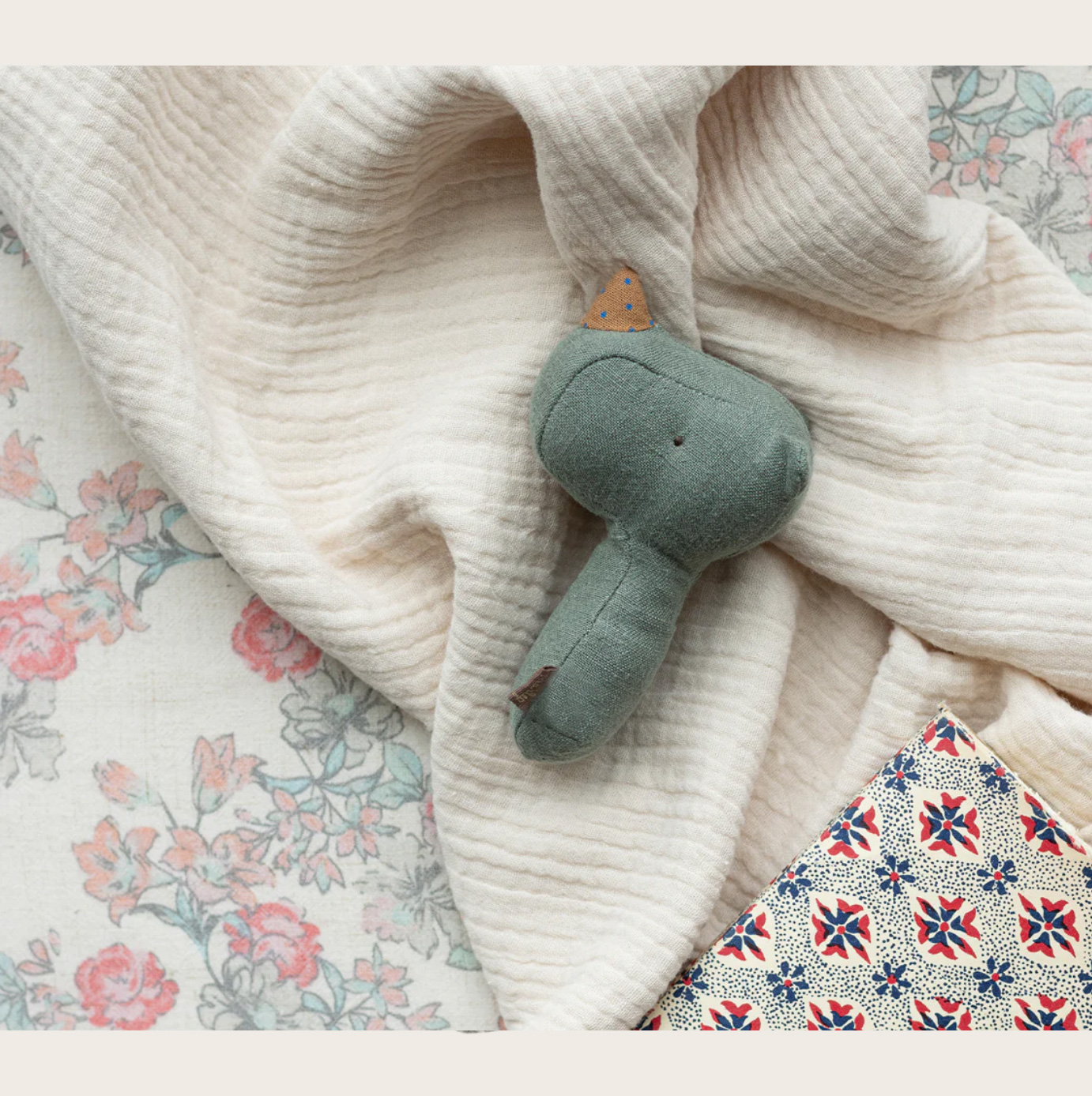 Maileg  Kuscheltier-Rassel Nashorn Rassel  Graublau, ca. 14,5 cm, Lullaby friends 