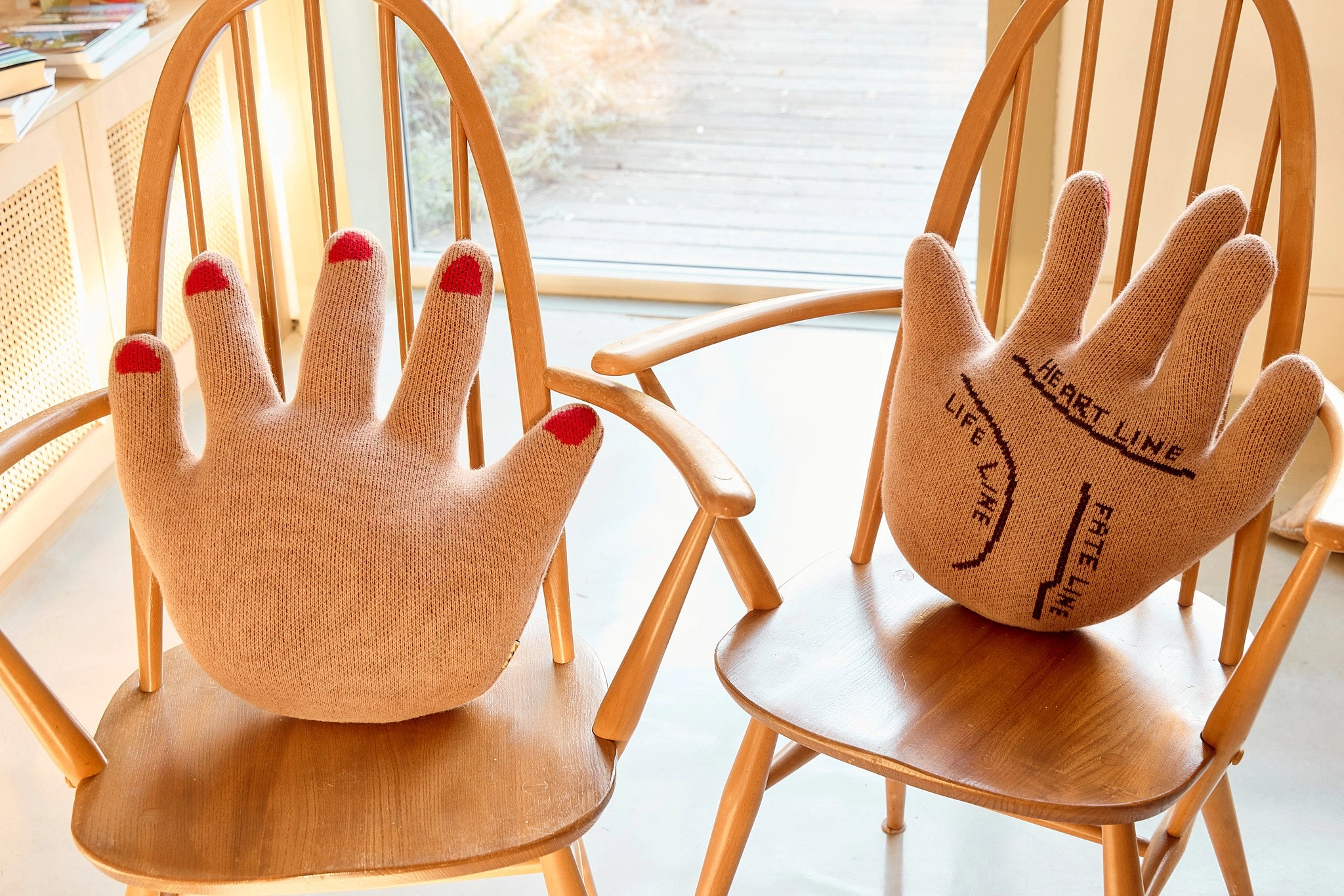 Donna Wilson Kissen Hand von Donna Wilson Hand Shaped cushion