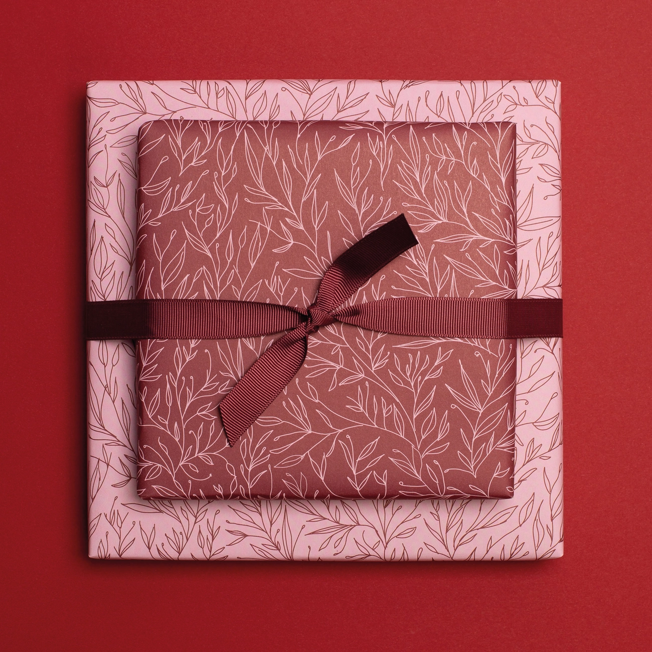 Geschenkpapier Pflanzen - Bordeauxrot und Rosa, zweiseitiges Recyclingpapier ca. 67 x 48 cm , beidseitig bedruckt