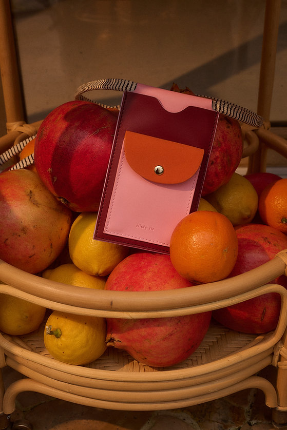 Handytasche in pink-orange -burgund von The Sticky Sis Club, phone pouch | il sole | colore | cherry red + dolce pink + arancia orange