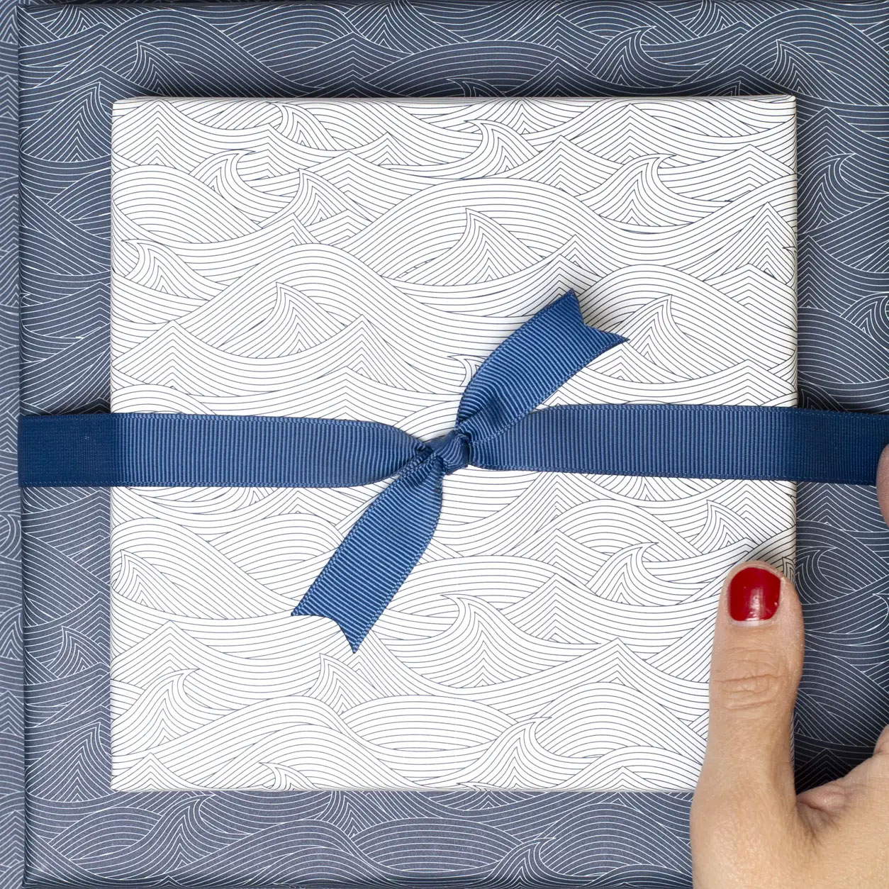 Geschenkpapier Wellen blau, zweiseitiges Recyclingpapier, ca. 67 x 48 cm , beidseitig bedruckt