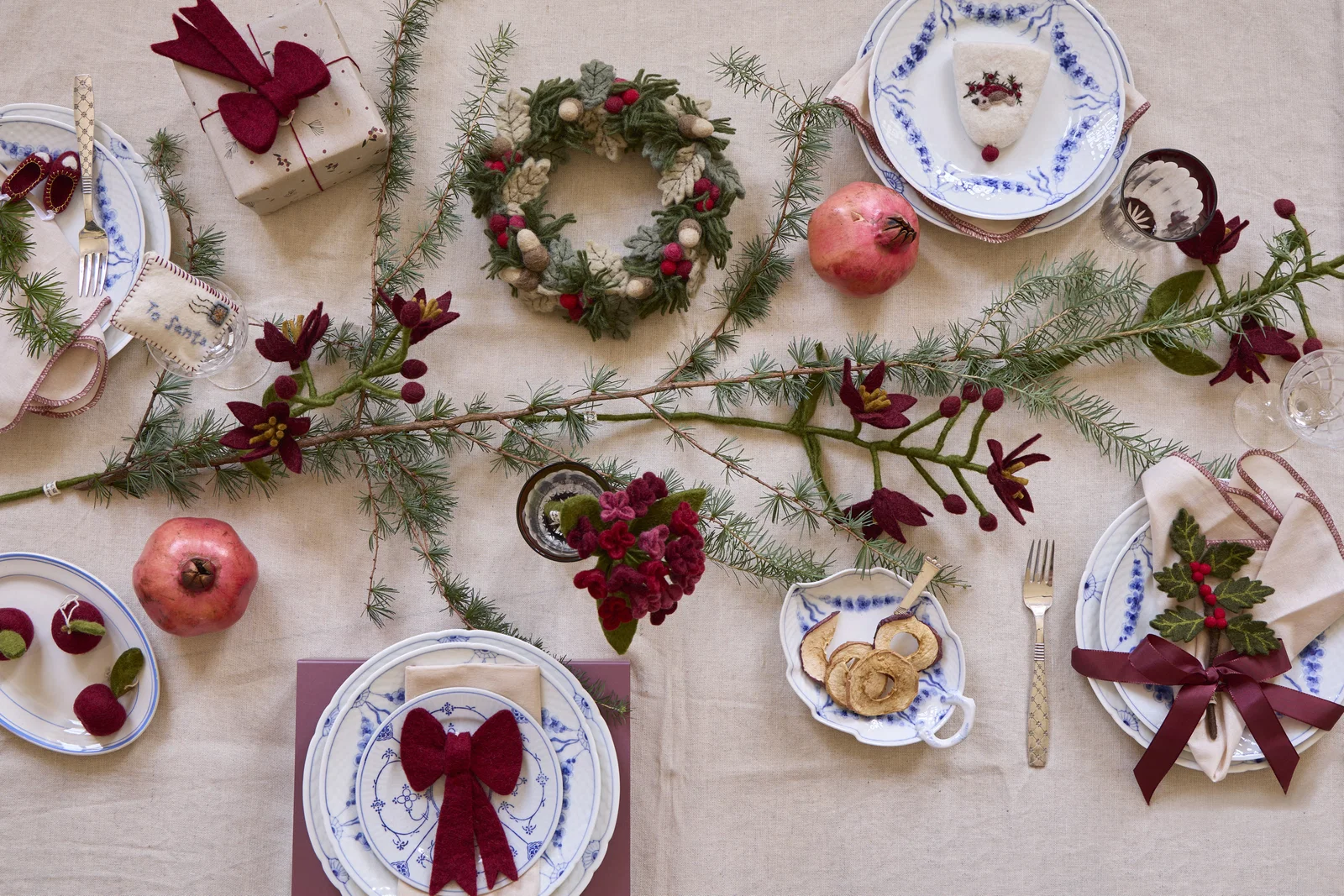 Gry & Sif Weihnachtskranz mit roten Beeren, Blättern und Eicheln, mit Aufhänger, ca. 20 cm, Christmas Wreath w/Red Berries, leaves & Acorns w/Hanger