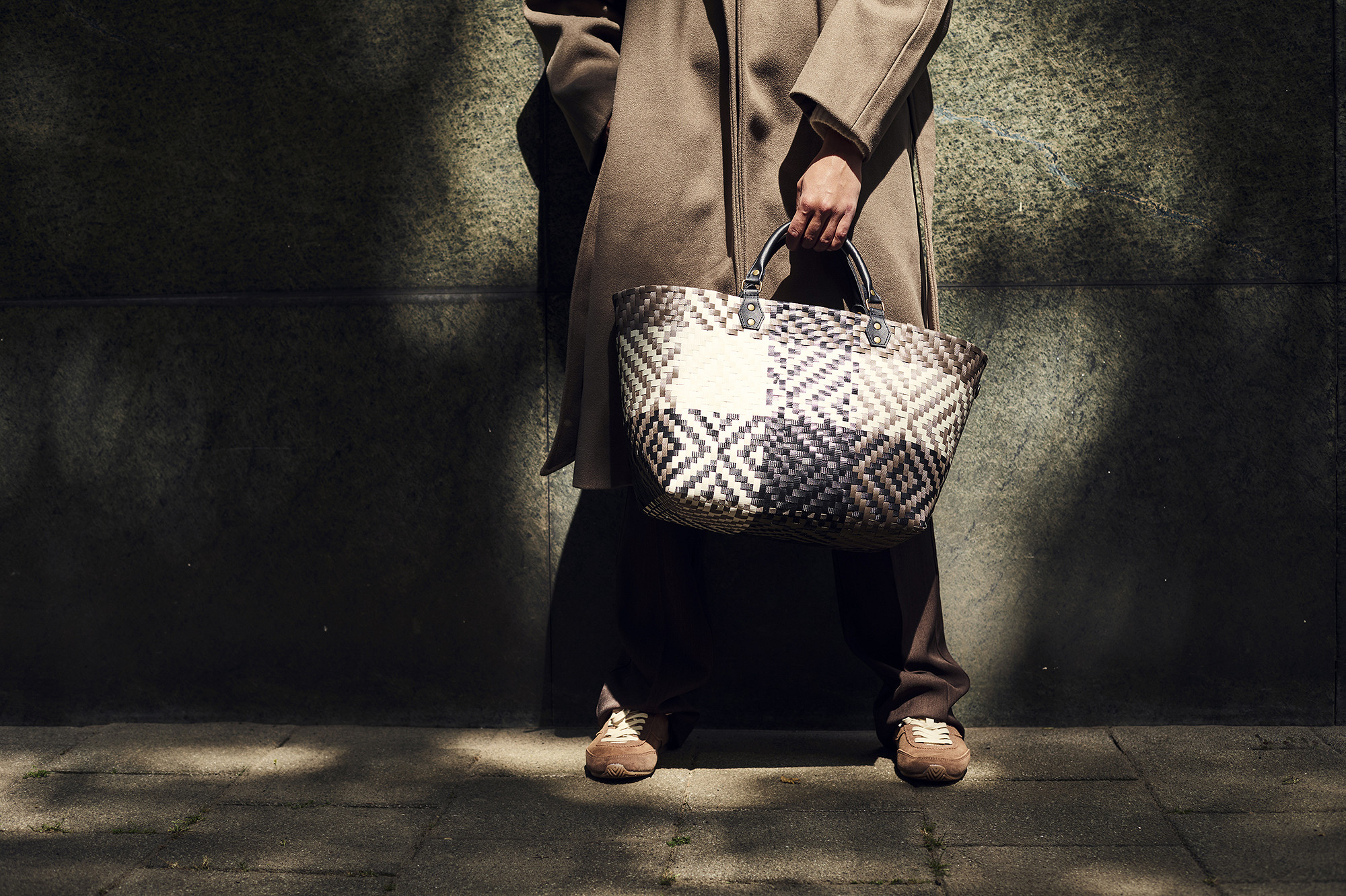 Handed By - Quinn Shopper black taupe with champagne