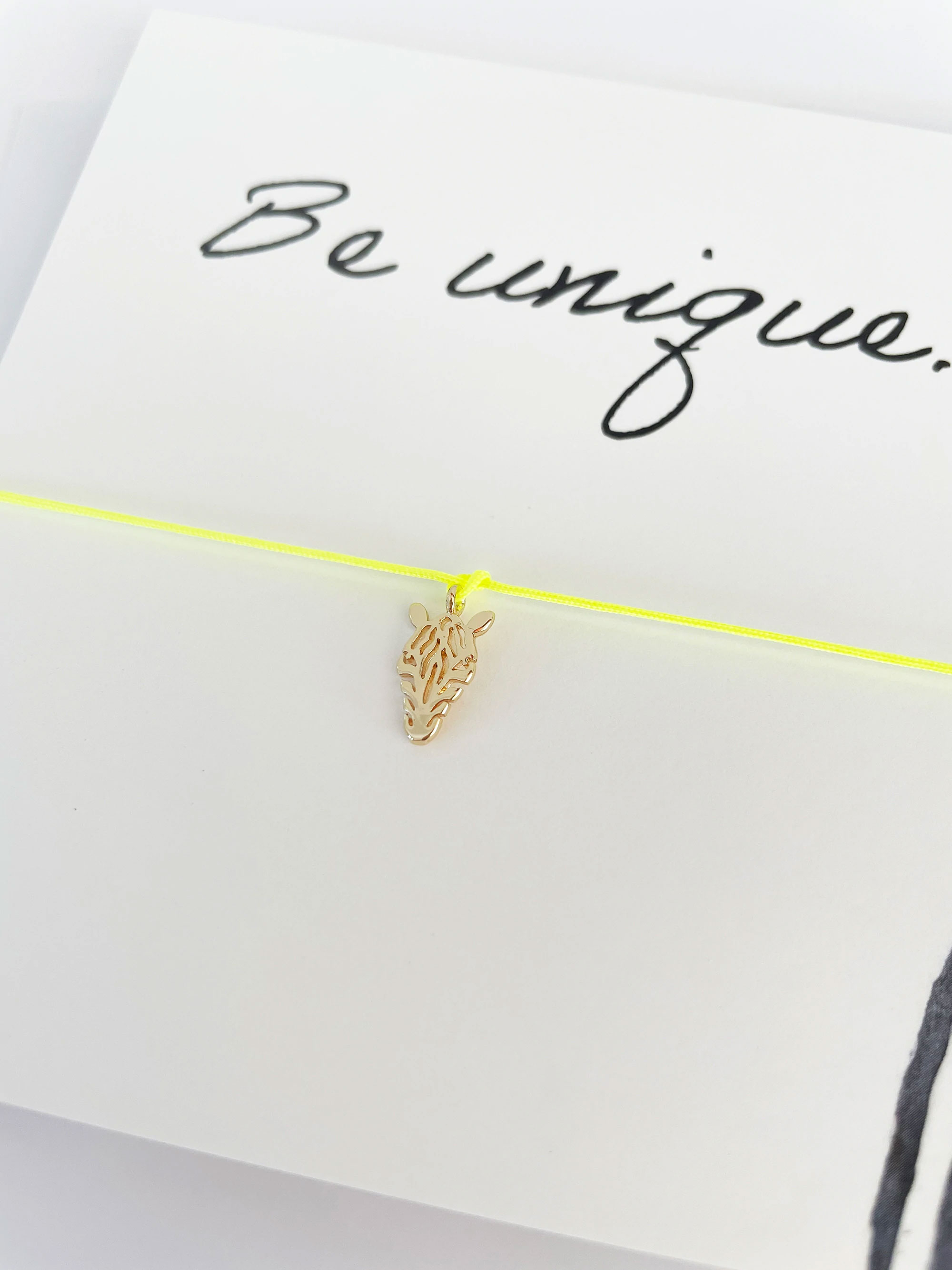 Armband-Karte Zebra: Be unique! - neongelbes Armband by Vivi Armband-Karte Zebra: Be unique! - neongelbes Armband by Vivi
