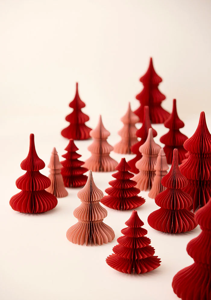 Bungalow Honeycomb Tannenbaum Pine, ca. 16cm Ruby von Bungalow, Papier, Honeycomb Tree Pine H16cm Ruby