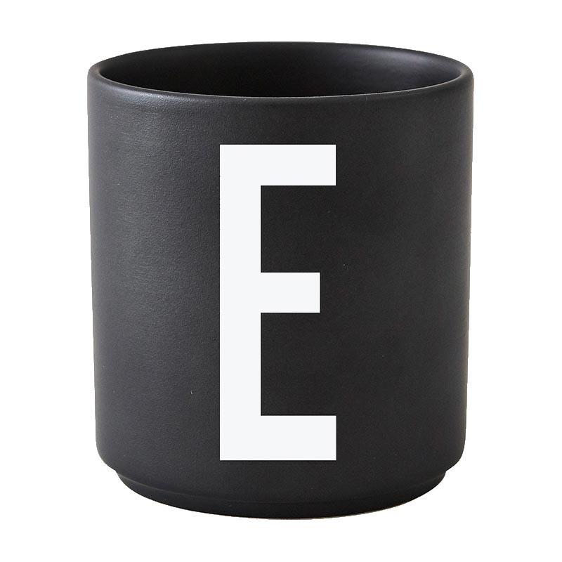 Design Letters AJ Cup, Porzellan Becher "E" , Farbe: Schwarz, Arne Jacobsen  