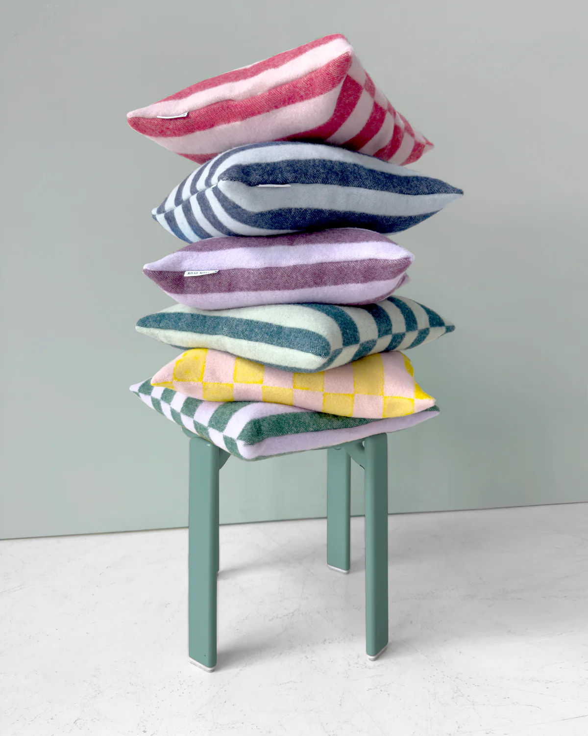 Candy Wrap Kissenhülle Streifen Pink-Gelb , ca. 50 x 50 cm, 100 % Wolle von Maison Deux