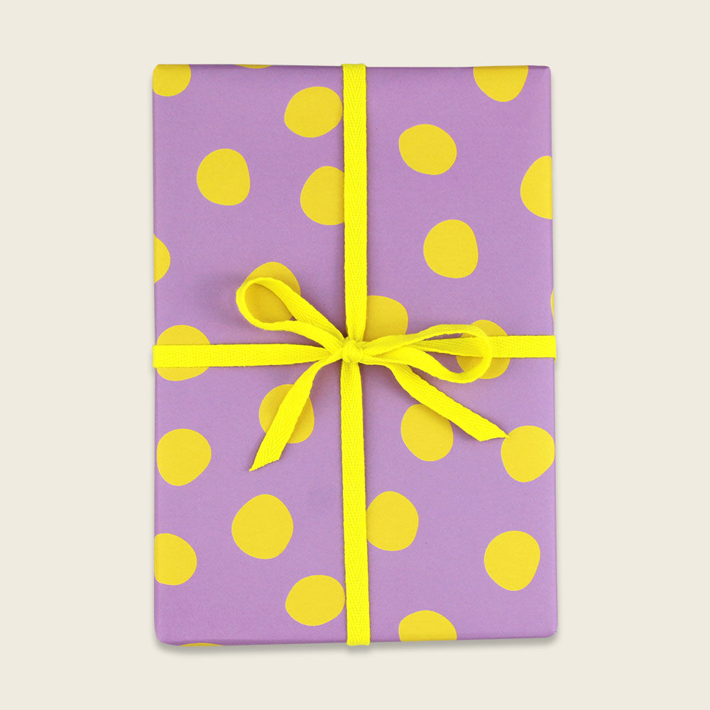 Geschenkpapier "Punkte gelb-flieder" von Ava & Yves ca.  50 x 70 cm