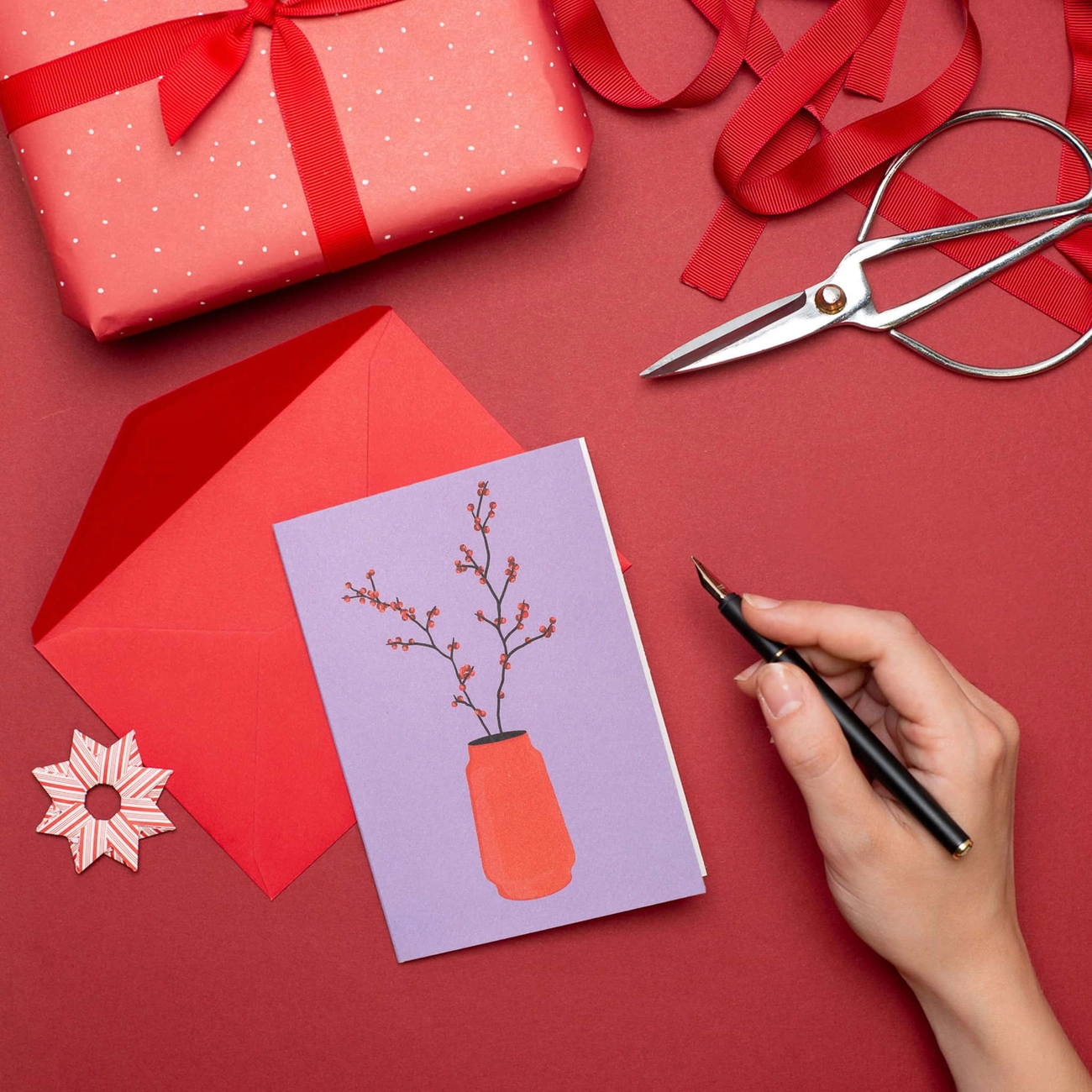 Weihnachtskarte Ilex - rote Vase mit Stechpalmenzweig lila von  My Pretty Circus