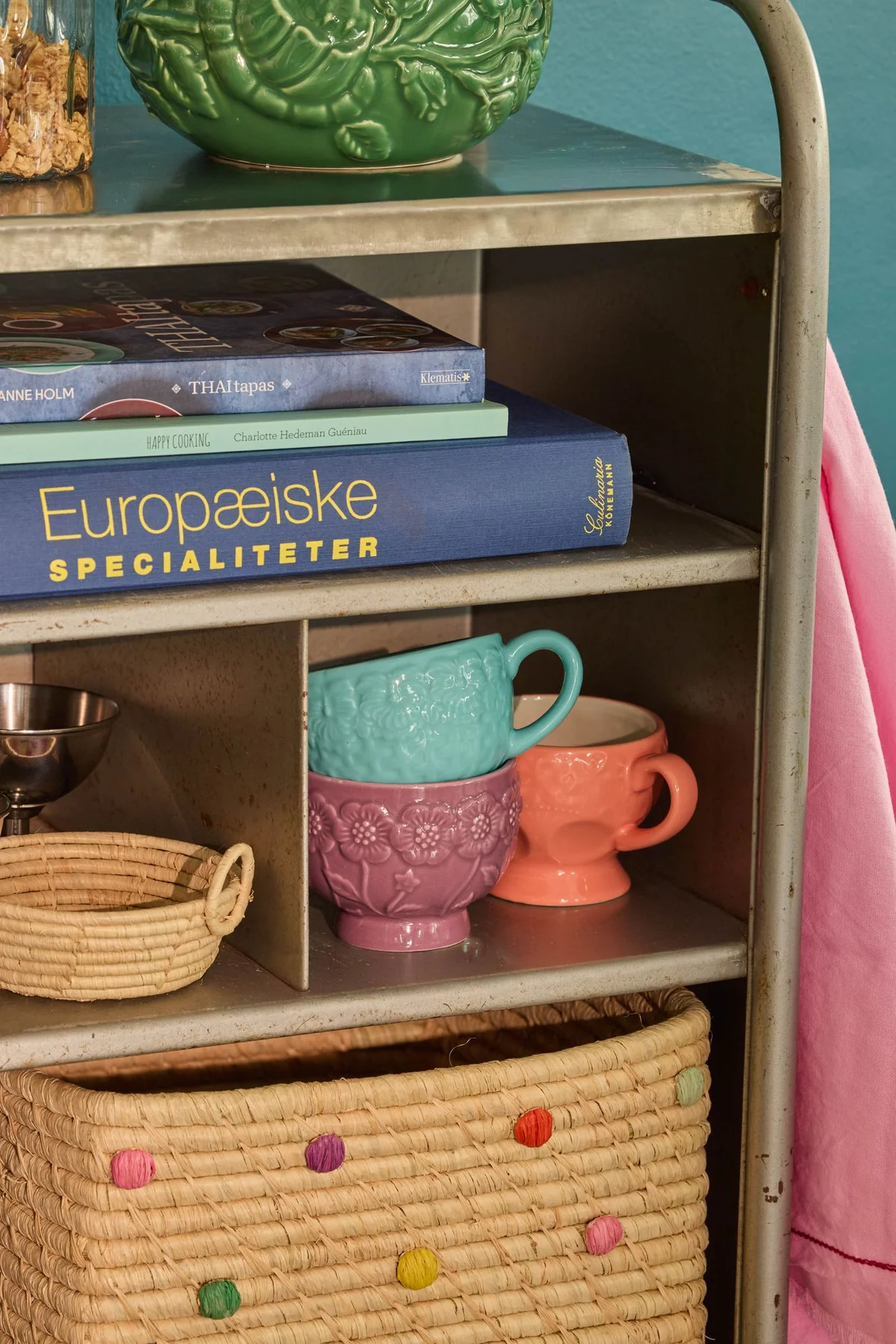 Rice Keramik Becher - Koralle, Ceramic Mug with Embossed Flowers - Coral - 250 ml Tasse 