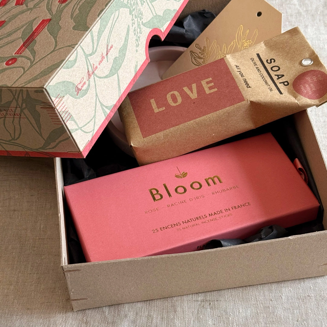 Geschenkbox (leer) / Surprise! / Letterpress Druck, Neon Pink, RISO handgedruckt  von Togethery,  Format: 170 x 220 mm 