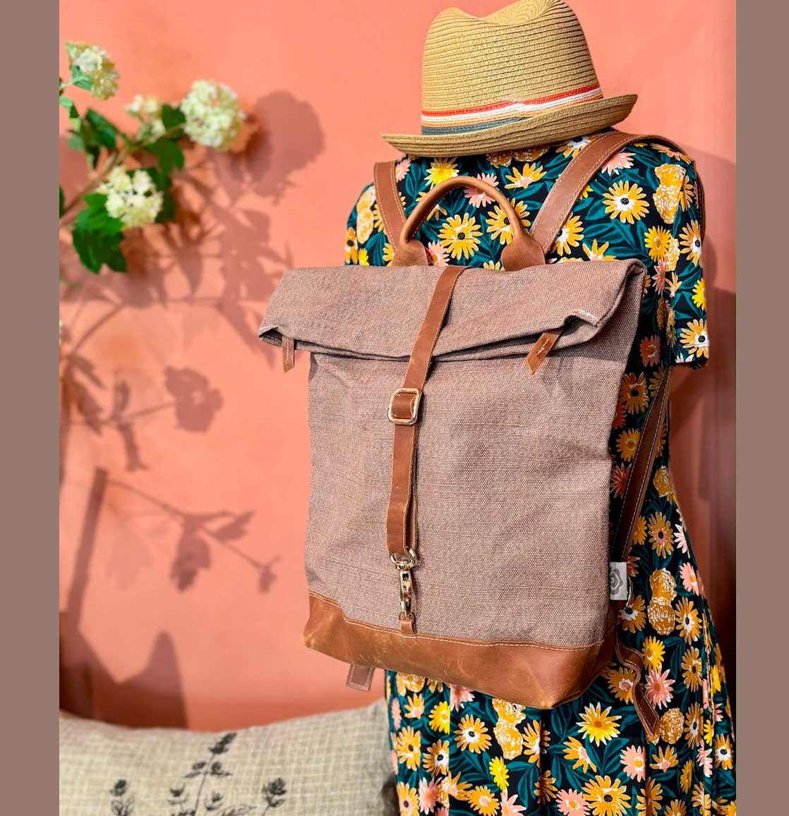 % Dorothee Lehnen Rucksack - Leinen-Leder ca. 27-36 x 38 x 10 cm von Dorothee Lehnen, leichte Gebrauchspuren am Leder