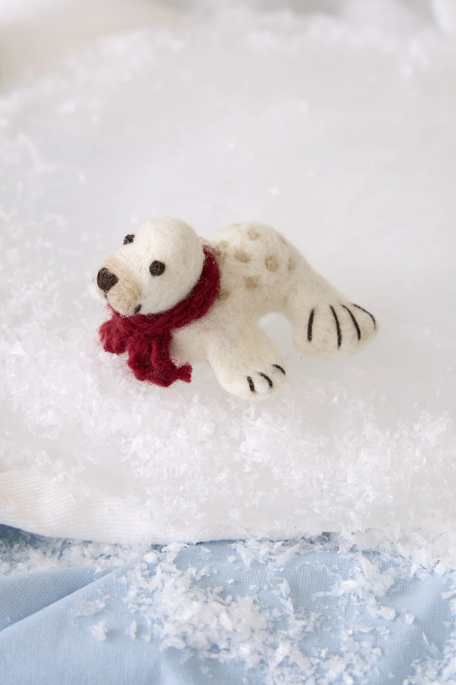 Gry & Sif Filz Baby-Seehund mit rotem Schal, Baby Seal w/Red Scarf, ca. 6 cm